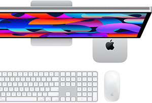 Mac mini plassert under Studio Display, Magic Keyboard med talltastatur, Magic Mouse