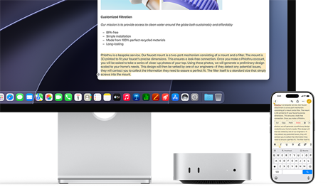 Mac mini vist forfra, plassert under Studio Display. En iPhone står til høyre for Mac mini og skjermen. Tekst markeres med kommandoene klipp ut, kopier, lim inn og autoutfyll øverst på iPhone, som samsvarer med den markerte teksten på skjermen. Universelle utklipp brukes.