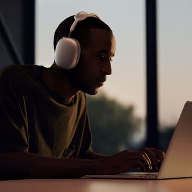 Apple AirPods Max trådløse around-ear hodetelefoner (stellargrå)