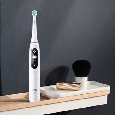 Oral-B iO 7s elektrisk tannbørste 408789 (hvit)