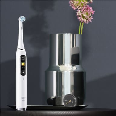 Oral-B iO 9s elektrisk tannbørste 408840 (hvit)