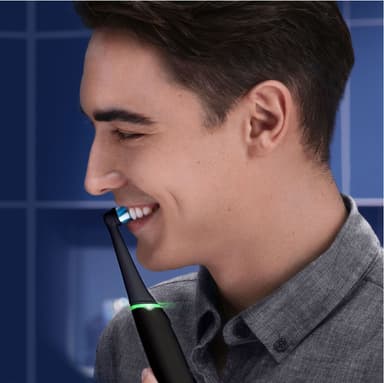 Oral-B iO 6s elektrisk tannbørste 448877 topakning (sort/rosa)
