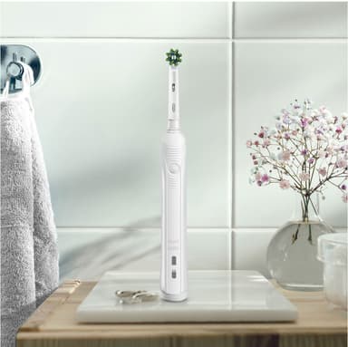 Oral-B Pro1 750 elektrisk tannbørste 421504 (hvit)