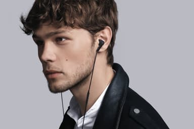 B&O Beoplay E4 in-ear hodetelefoner (sort)