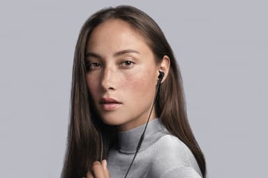 B&O Beoplay E4 in-ear hodetelefoner (sort)