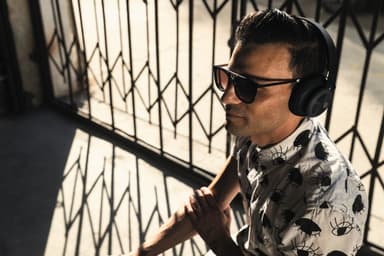 B&O Beoplay H4 trådløse on-ear hodetelefoner (sort)
