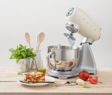 Smeg kjøkkemaskin SMF01CREU (kremhvit)