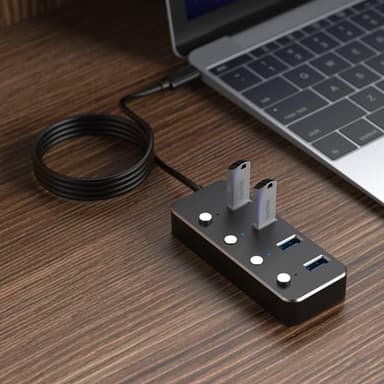 NÖRDIC drevet 4-ports hub USB-C 3.0 5Gbps med individuell bryter 25 cm kabel aluminium svart med strømforsyning