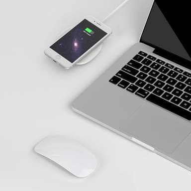 NÖRDIC Qi -sertifisert trådløs hurtiglader 10W, Android og Apple hvit