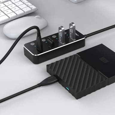 NÖRDIC drevet 4-ports hub USB-C 3.0 5Gbps med individuell bryter 25 cm kabel aluminium svart med strømforsyning