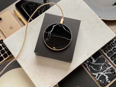 Marie Wolt trådløs lader - Black Marble/Gold