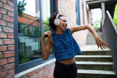 JBL Tune 770NC trådløse around-ear hodetelefoner (hvit)