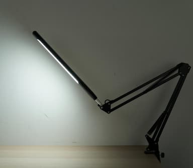 INF Skrivebordslampe med justerbar svingarm i sort
