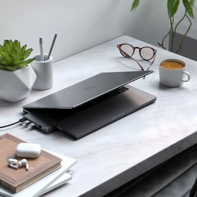 Satechi MacBook Pro 16" deksel i hardplast (mørk, gjennomsiktig)