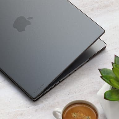 Satechi MacBook Pro 16" deksel i hardplast (mørk, gjennomsiktig)