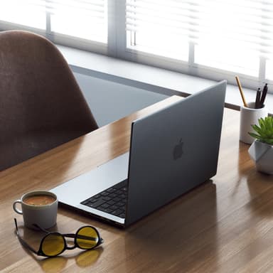 Satechi MacBook Pro 16" deksel i hardplast (mørk, gjennomsiktig)