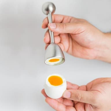 Eggeskjærer som kutter toppen av egget Sølv