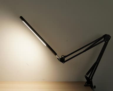 INF Skrivebordslampe med justerbar svingarm i sort