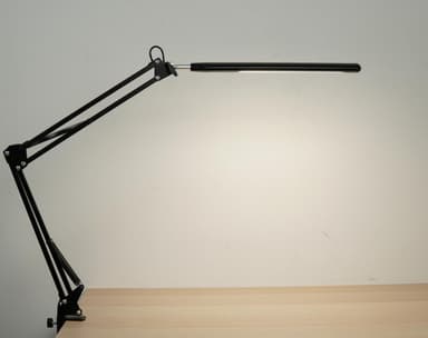 INF Skrivebordslampe med justerbar svingarm i sort