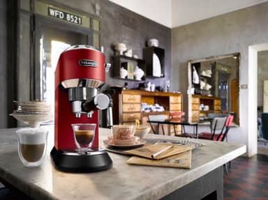 DeLonghi Dedica kaffemaskin EC685.R (rød)