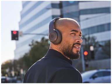 Beats Studio Pro trådløse around-ear hodetelefoner (dyp brun)