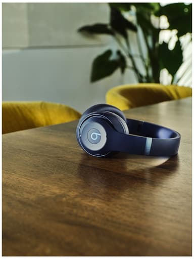 Beats Studio Pro trådløse around-ear hodetelefoner (marineblå)