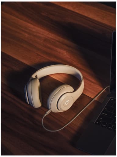 Beats Studio Pro trådløse around-ear hodetelefoner (sandstein)