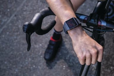 Fitbit Ionic smartklokke (koksgrå/røykgrå)