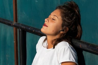 JBL Tune Beam helt trådløse in-ear hodetelefoner (sort)