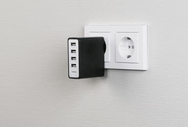 Hama AC-lader med 4 USB-porter