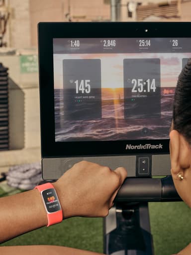 Fitbit Charge 6 aktivitetsarmbånd (gull/oransje)