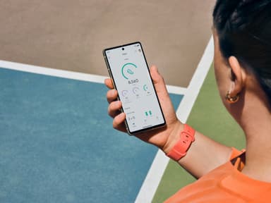 Fitbit Charge 6 aktivitetsarmbånd (gull/oransje)