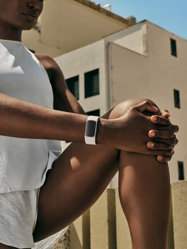Fitbit Charge 6 aktivitetsarmbånd (sølv/beige)