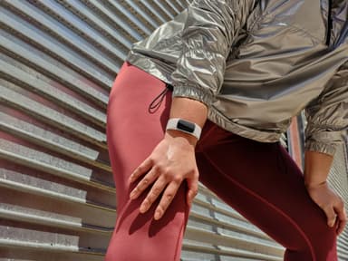 Fitbit Charge 6 aktivitetsarmbånd (sølv/beige)