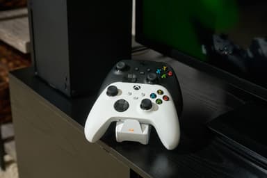 PowerA Duo Xbox basestasjon for lading av spillkontrollere (hvit)