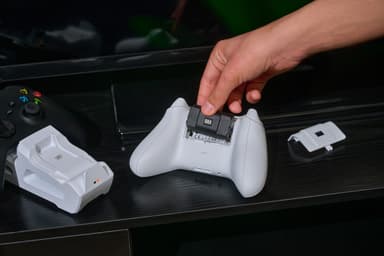 PowerA Duo Xbox basestasjon for lading av spillkontrollere (hvit)