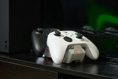 PowerA Duo Xbox basestasjon for lading av spillkontrollere (hvit)