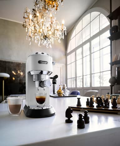 DeLonghi Dedica kaffemaskin EC685.WH (hvit)
