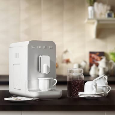 Smeg kaffemaskin BCC01WHMEU (hvit)