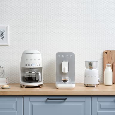 Smeg kaffemaskin BCC01WHMEU (hvit)
