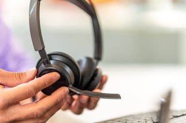 HP Poly Voyager Focus 2 headset USB-C med ladestativ