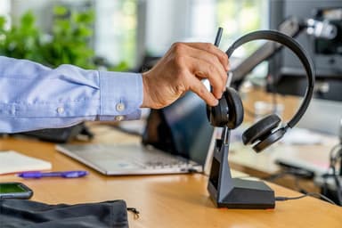HP Poly Voyager 4320 UC headset USB-A med ladestativ