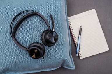 HP Poly Voyager Focus 2 headset USB-C med ladestativ