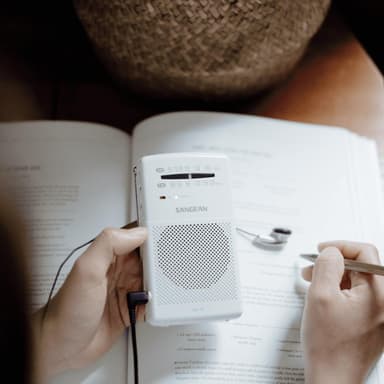 Sangean SR-35 bærbar analog radio (hvit)