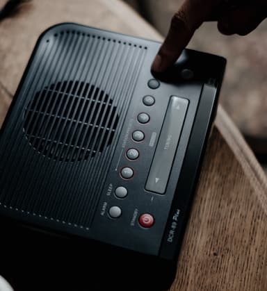 Sangean DCR-89+ klokkeradio radio (sort)
