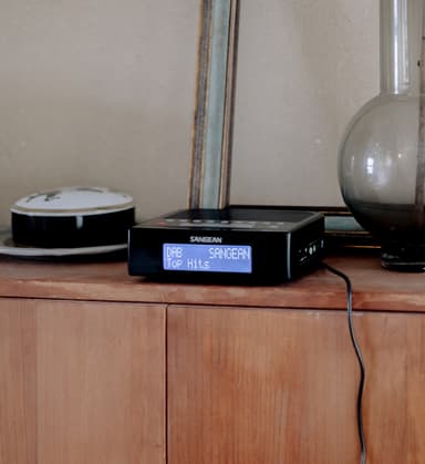 Sangean DCR-89+ klokkeradio radio (sort)
