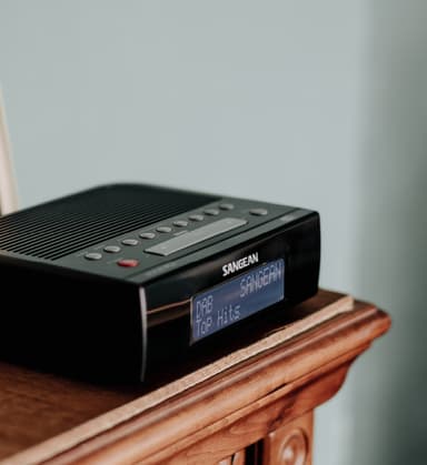 Sangean DCR-89+ klokkeradio radio (sort)
