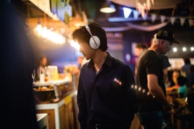 Bose Noise Cancelling Headphones 700 - Limited Edition (soapstone)