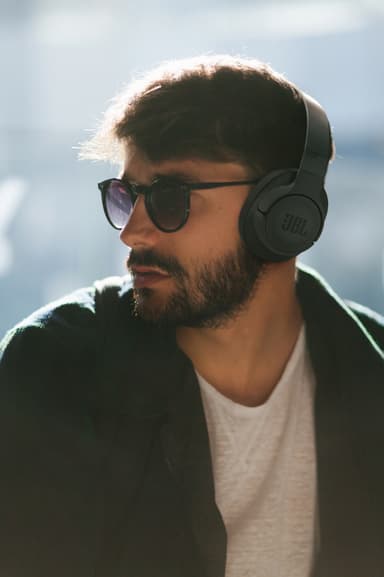 JBL Tune 700BT trådløse around-ear hodetelefoner (sort)