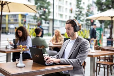 Sony WH-CH710 trådløse around-ear hodetelefoner (sort)